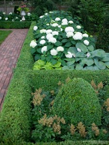 Tips for Creating a Clean, Formal Landscape - bhgrelife.com